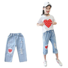 Mädchen weißes T-Shirt zerrissene Jeans Kinderanzug