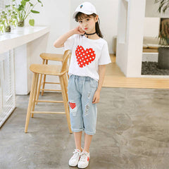 Mädchen weißes T-Shirt zerrissene Jeans Kinderanzug