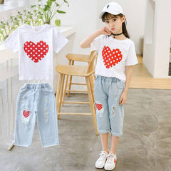 Mädchen weißes T-Shirt zerrissene Jeans Kinderanzug